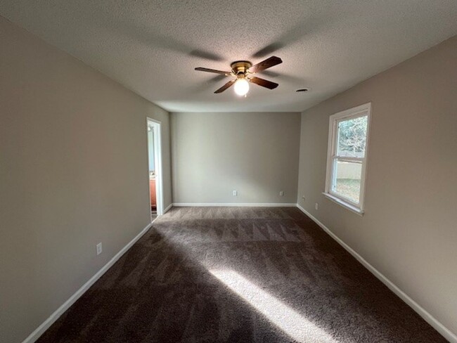 Building Photo - Beautiful Townhome with New LVP Floors and...