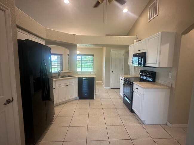 Building Photo - 4 Bedroom plus Den - 2 Bathrooms - 2 Car G...