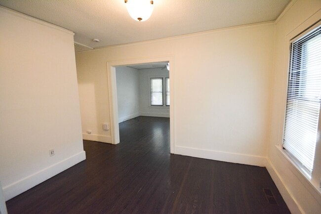 Building Photo - 2 Bed, 1 Bath Home for Rent – Near Downtow...