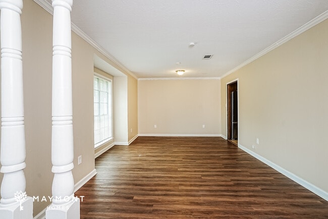 Building Photo - 213 Van Doren Dr