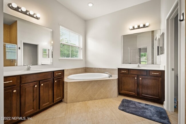 Building Photo - 1042 Southern Hills Dr