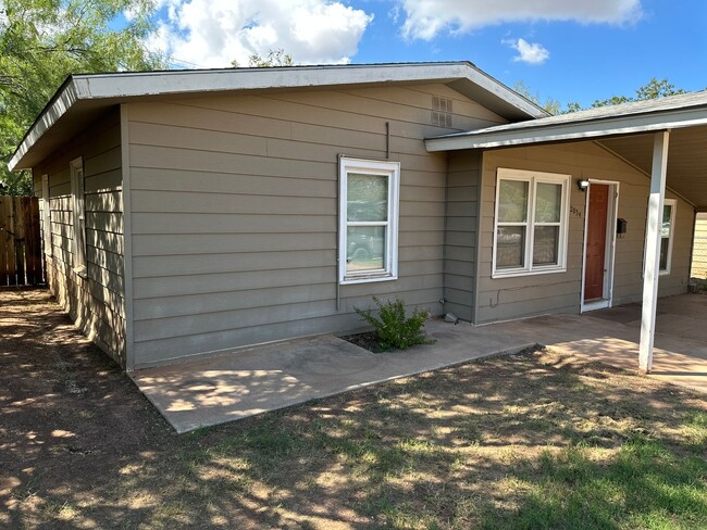 Building Photo - 3 BEDROOM, 1 BATH, DOUBLE DRIVE PARKING
