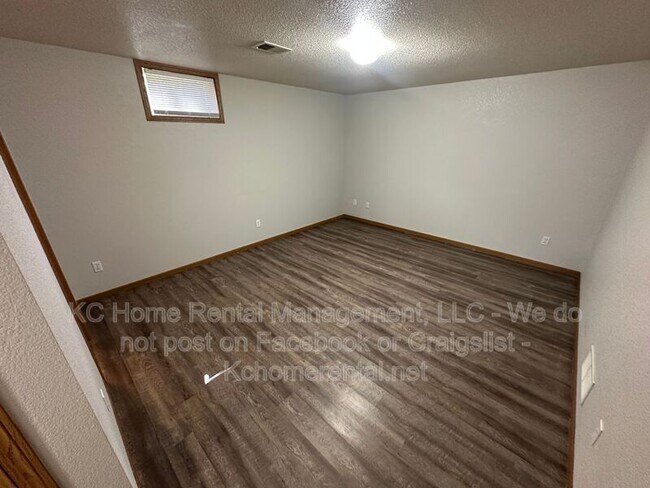 Building Photo - 709 SE Drew Ct