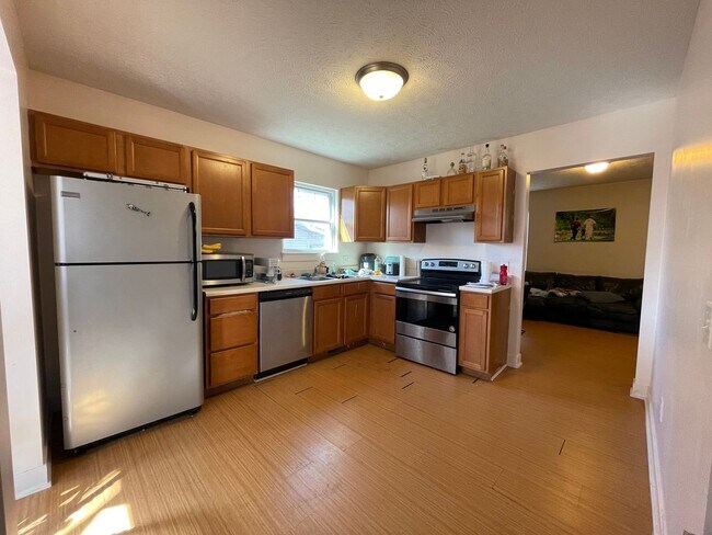 Building Photo - **AUGUST 2027** 3 Bedroom 3.5 Bathroom House