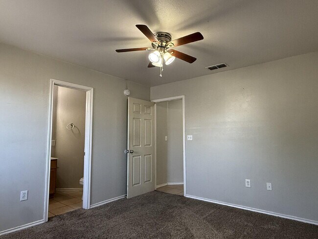 Building Photo - 304 N Brentwood Ave