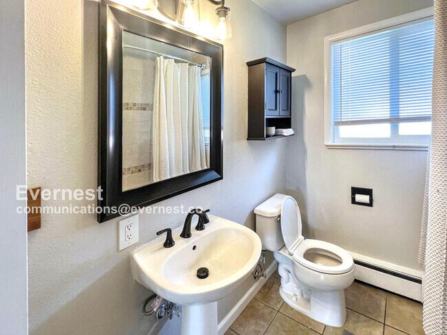 Building Photo - Gorgeous 5-Bedroom Duplex with Fenced Yard...
