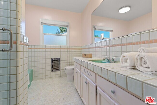 Building Photo - 5733 Radford Ave