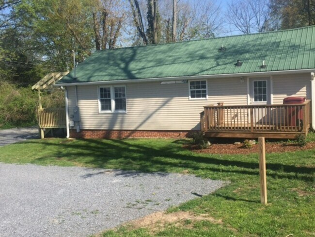 Building Photo - MOVE IN SPECIALS!! 3 Bedroom / 2 Bath Home on Lamont