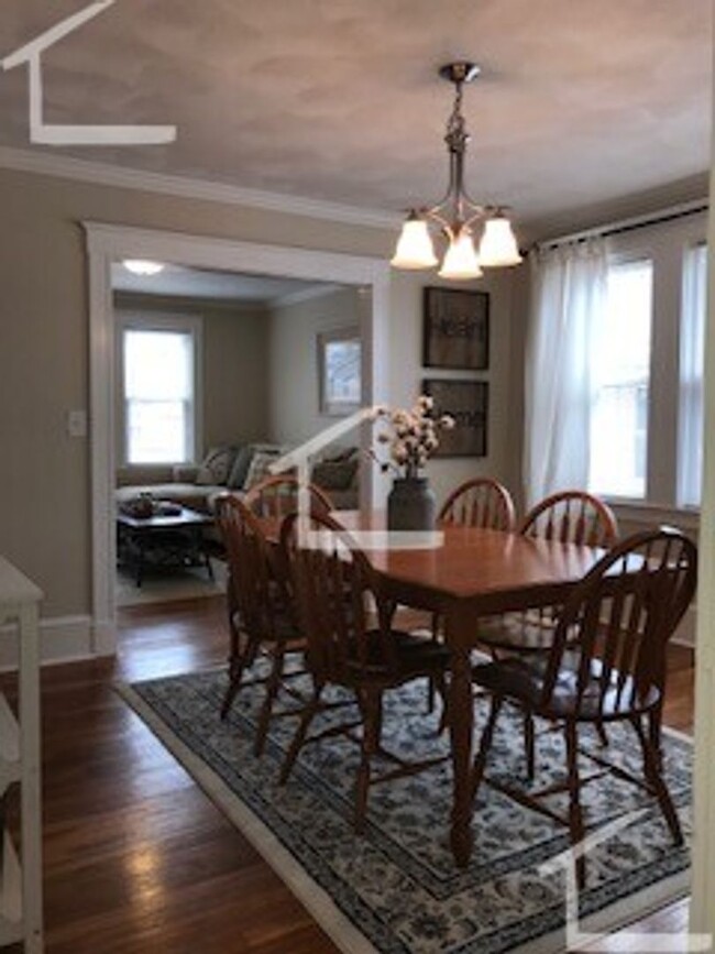 Building Photo - Spacious 3 bedroom with parking & water in...