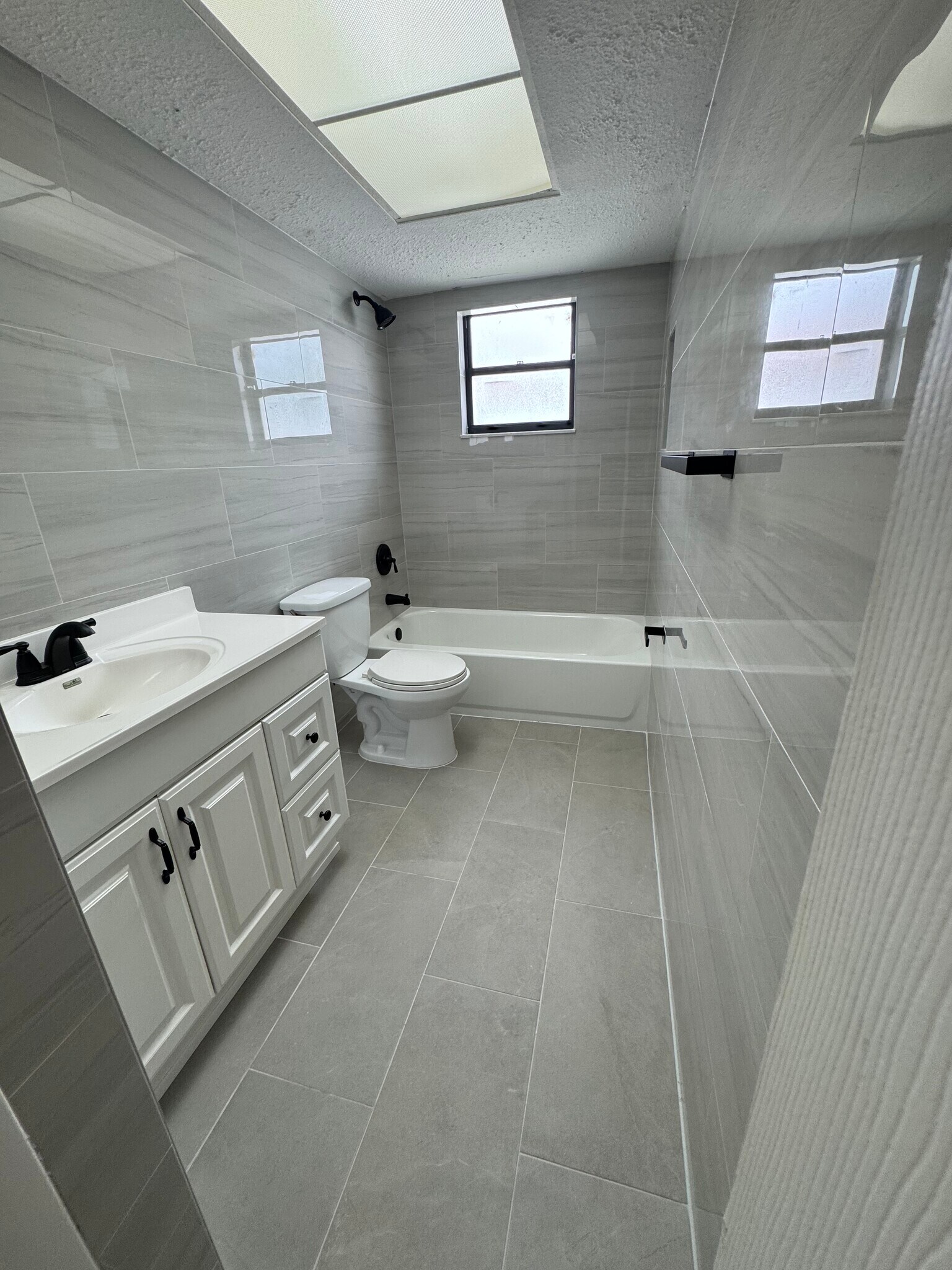 NEW!! Remodeled Guest Bathroom - 3633 Country Club Blvd