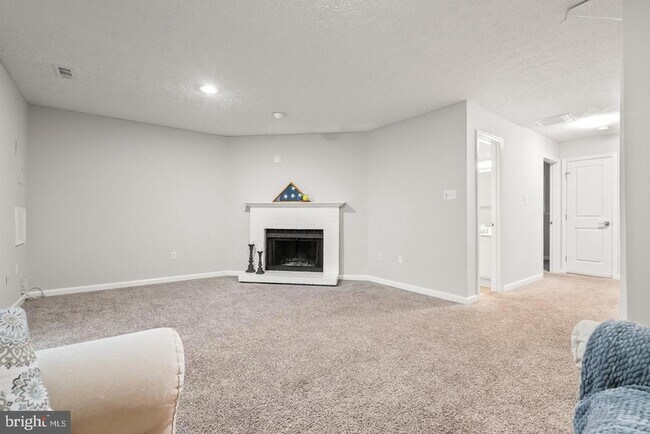 Building Photo - 18005 Sunset Lake Ct