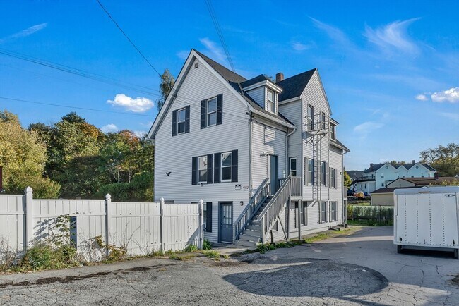 Building Photo - 13 Plain St