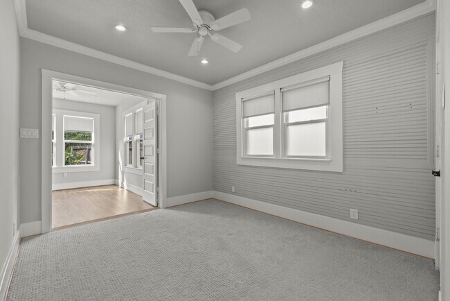 Building Photo - 724 E 21st St