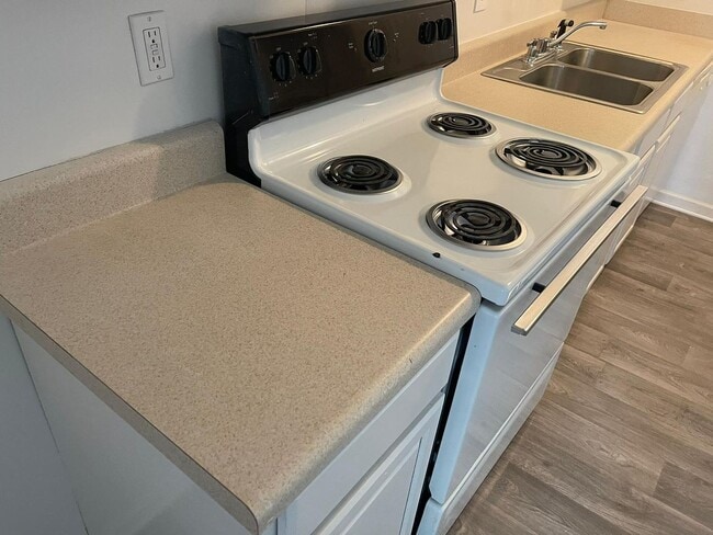 Building Photo - Modern 2-Bed, 1-Bath Oasis with Central Ai...