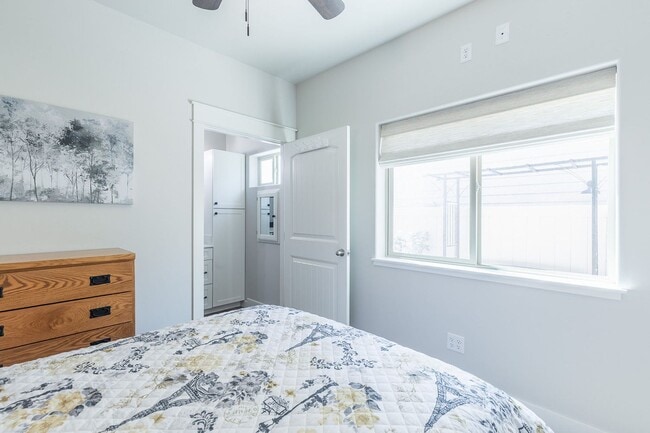 Building Photo - Charming Fully Furnished 1 Bedroom, 1 Bath...