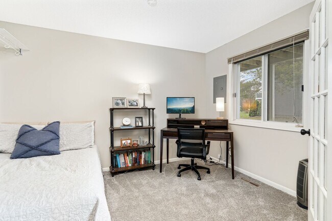 Building Photo - 3 bd, 2 bathroom, 2 car garage two level end unit town home