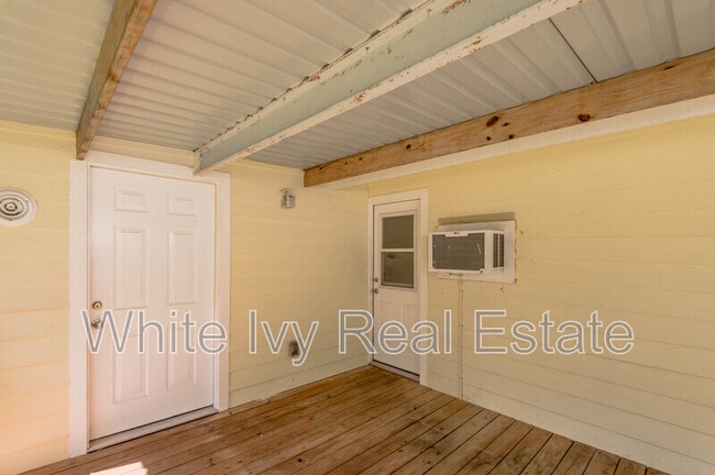 Building Photo - 4 Rainbow Dr