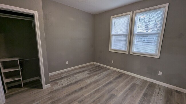 Building Photo - 410 E 6th St