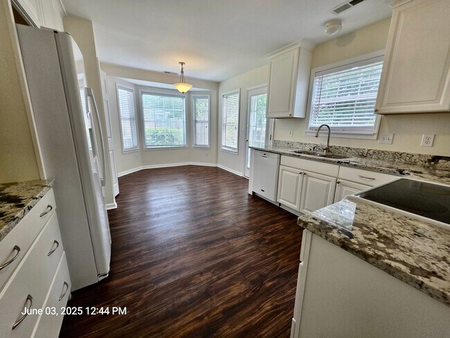 Building Photo - Thoughtfully updated 3 bedroom in Summervi...