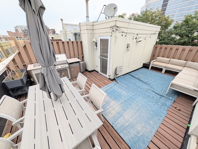 Building Photo - Stunning rehabbed 3-Bedroom Townhome in Fulton Market / West Loop