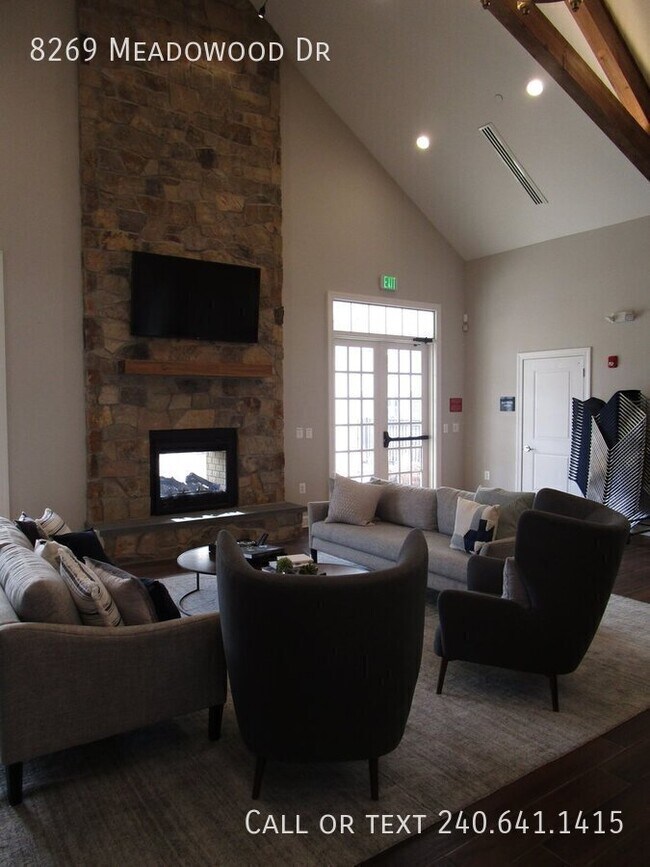 Building Photo - 8269 Meadowood Dr