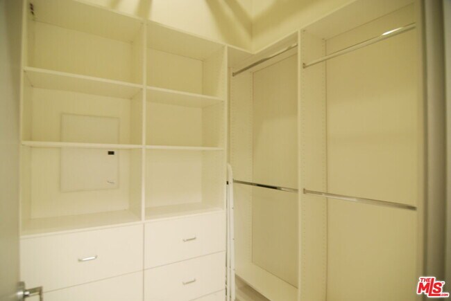 Building Photo - 645 W 9th St