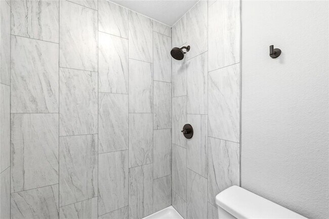 Building Photo - 2618 Ektom Dr