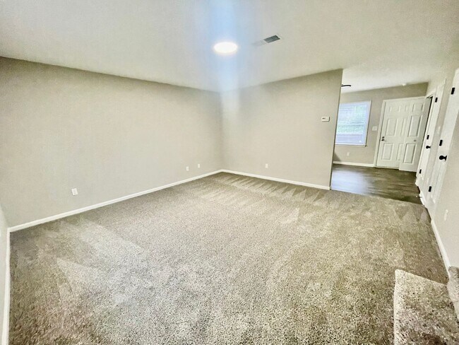 Building Photo - Discover this well-maintained 2-bedroom, 2-bath townhouse in Statesville, NC.