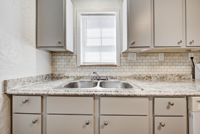 Building Photo - 204 S Stewart Ave
