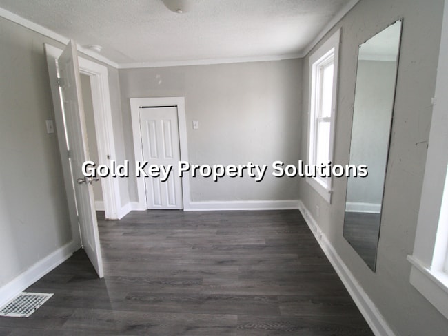 Building Photo - Adorable 3 BR 2 FULL BA House with Fenced Yard and Central Air (SECTION 8 APPROVED)