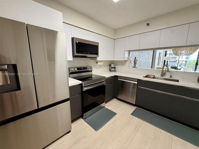 Building Photo - 5757 Collins Ave