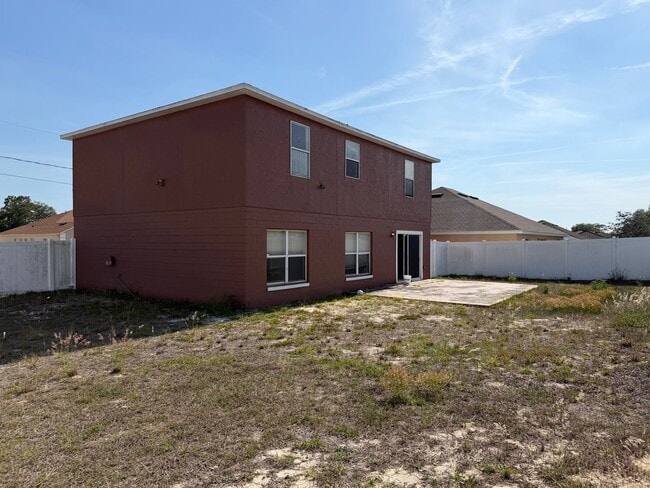 Building Photo - Large 2-Story 4 Bedroom 2.5 Bathroom House w/ Fenced in Yard - For Rent