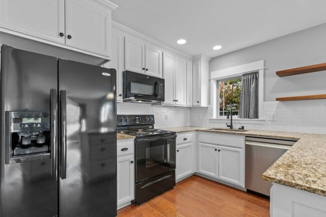 Building Photo - 2bd/1.5ba Seattle Townhouse