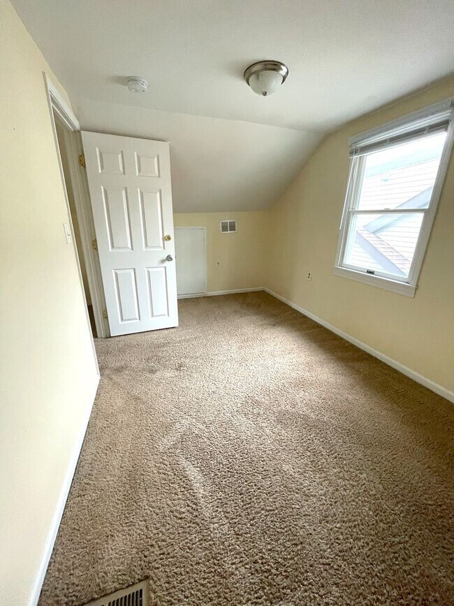 Building Photo - 903 Dewey Ave