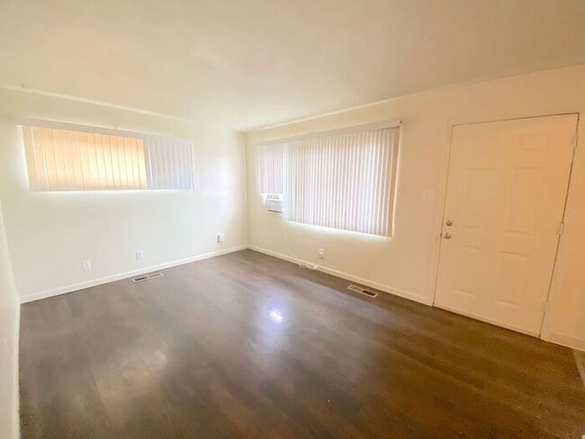 Building Photo - Reno Duplex - 1 Small Pet Friendly, Garage, Dishwasher, Washer/Dryer Inside Unit