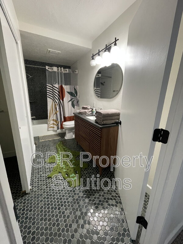Building Photo - 520 Ortiz Dr NE