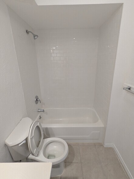 Building Photo - 2410 Cordoba Dr