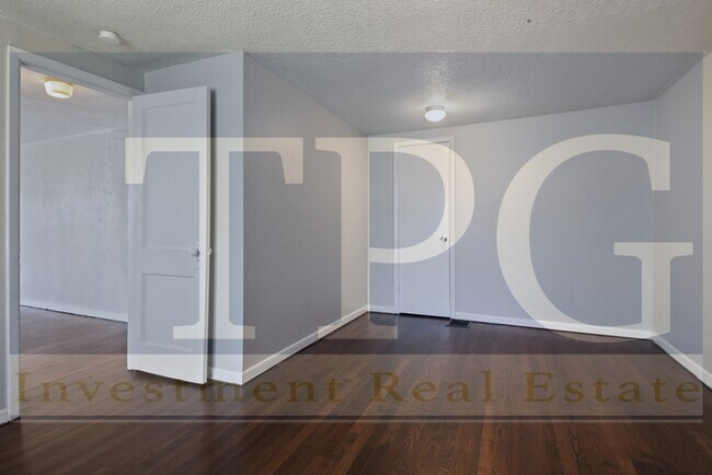Building Photo - Newly Renovated, Pet Friendly Home in KCMO!