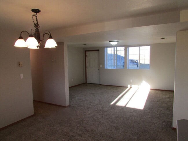 Building Photo - 510 S Circle Dr
