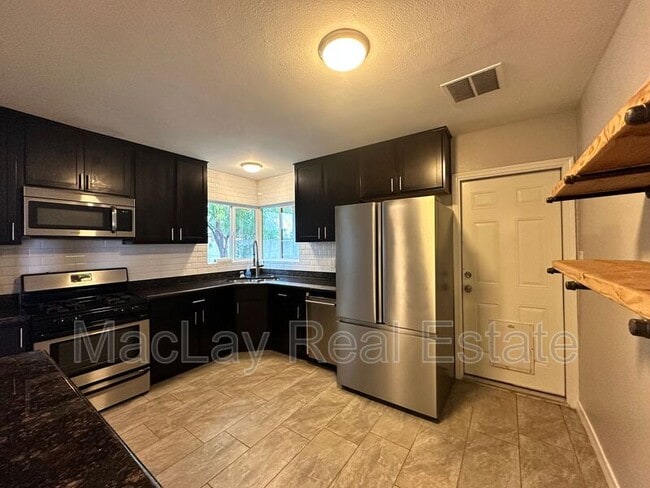 Building Photo - 1802 E Hubbell St