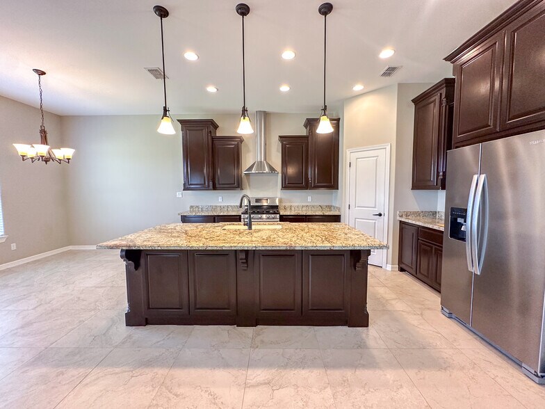 Building Photo - 814 Knotty Pine Ln