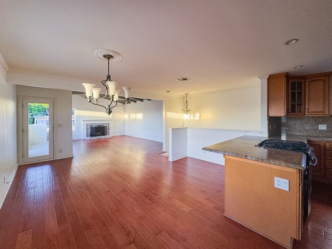 Building Photo - Beautiful 3 Beds 2 Baths Townhome in  Hermosa Beach