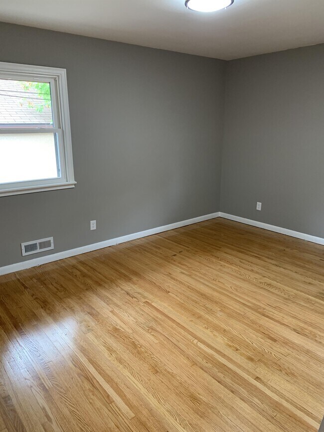 Building Photo - Completely remodeled 3 bedroom duplex in c...