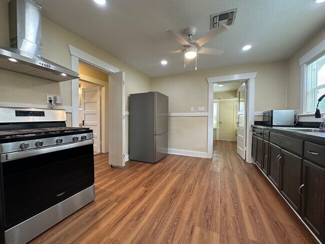 Building Photo - 210 Las Flores Ave