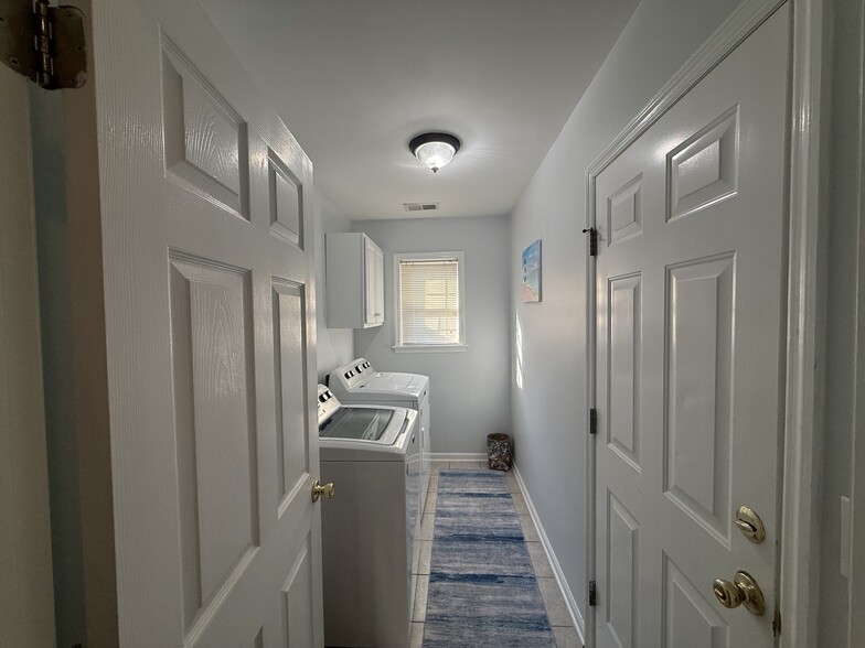 Building Photo - 208 Tanglewood Ave