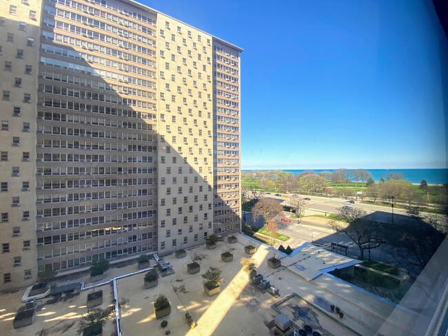 Building Photo - 3950 N Lake Shore Dr