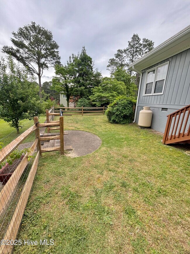 Building Photo - 164 Pine Ridge Dr