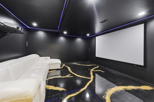 Building Photo - 4530 E Fairfax Ave