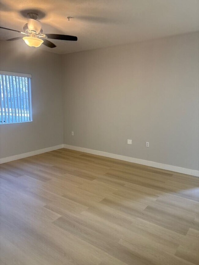 Building Photo - Downstairs unit with 3 bedroom and with two baths