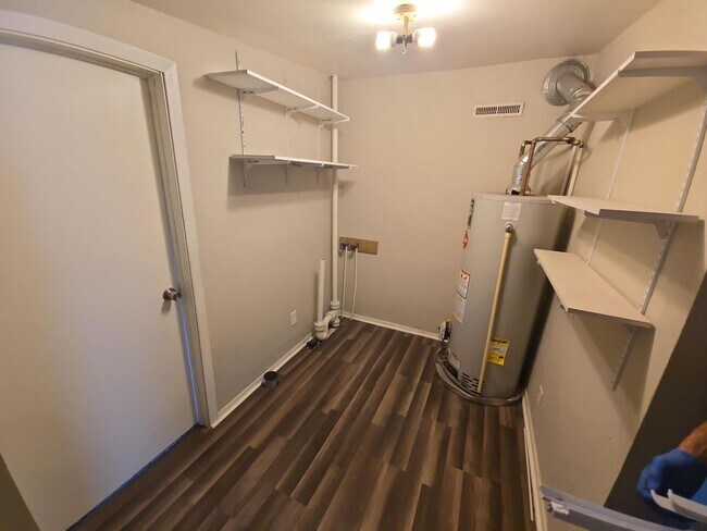Building Photo - Cozy 2-Bedroom Home with Large Yard & Stor...